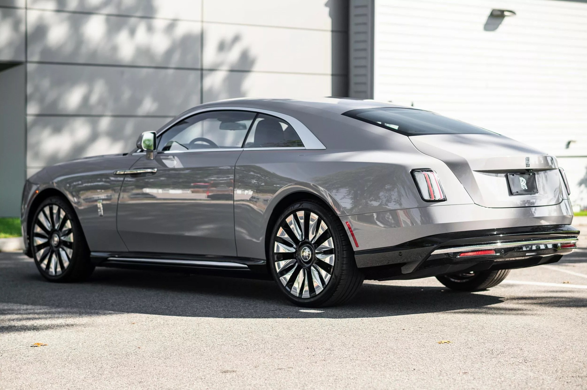 Chơi Rolls-Royce Spectre ở Mỹ đã mất giá khủng khiếp thế này mới thấy độ chịu chơi của đại gia Việt: Mới đi 160km đã lỗ gần 2 tỷ đồng- Ảnh 4. Chơi Rolls-Royce Spectre ở Mỹ đã mất giá khủng khiếp thế này mới thấy độ chịu chơi của đại gia Việt: Mới đi 160km đã lỗ gần 2 tỷ đồng- Ảnh 4.