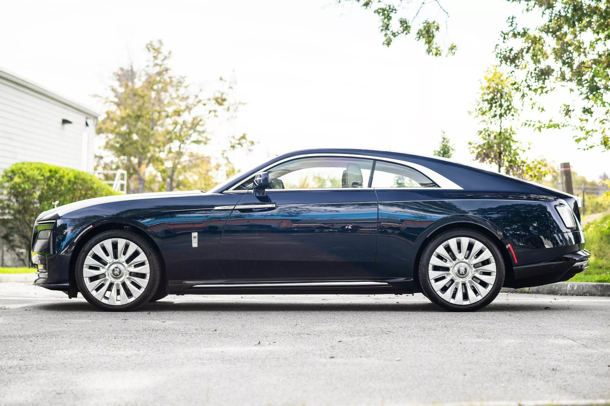 Chơi Rolls-Royce Spectre ở Mỹ đã mất giá khủng khiếp thế này mới thấy độ chịu chơi của đại gia Việt: Mới đi 160km đã lỗ gần 2 tỷ đồng- Ảnh 2. Chơi Rolls-Royce Spectre ở Mỹ đã mất giá khủng khiếp thế này mới thấy độ chịu chơi của đại gia Việt: Mới đi 160km đã lỗ gần 2 tỷ đồng- Ảnh 2.