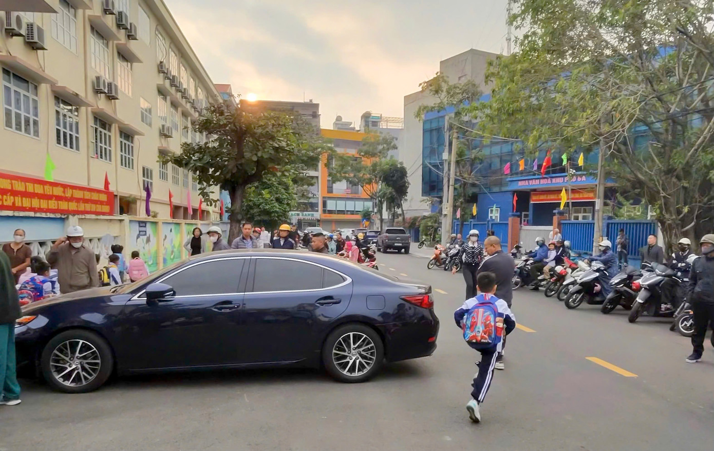 Phụ huynh bức xúc vì hiệu trưởng đỗ ô tô Lexus chắn cổng trường giờ tan học- Ảnh 2.