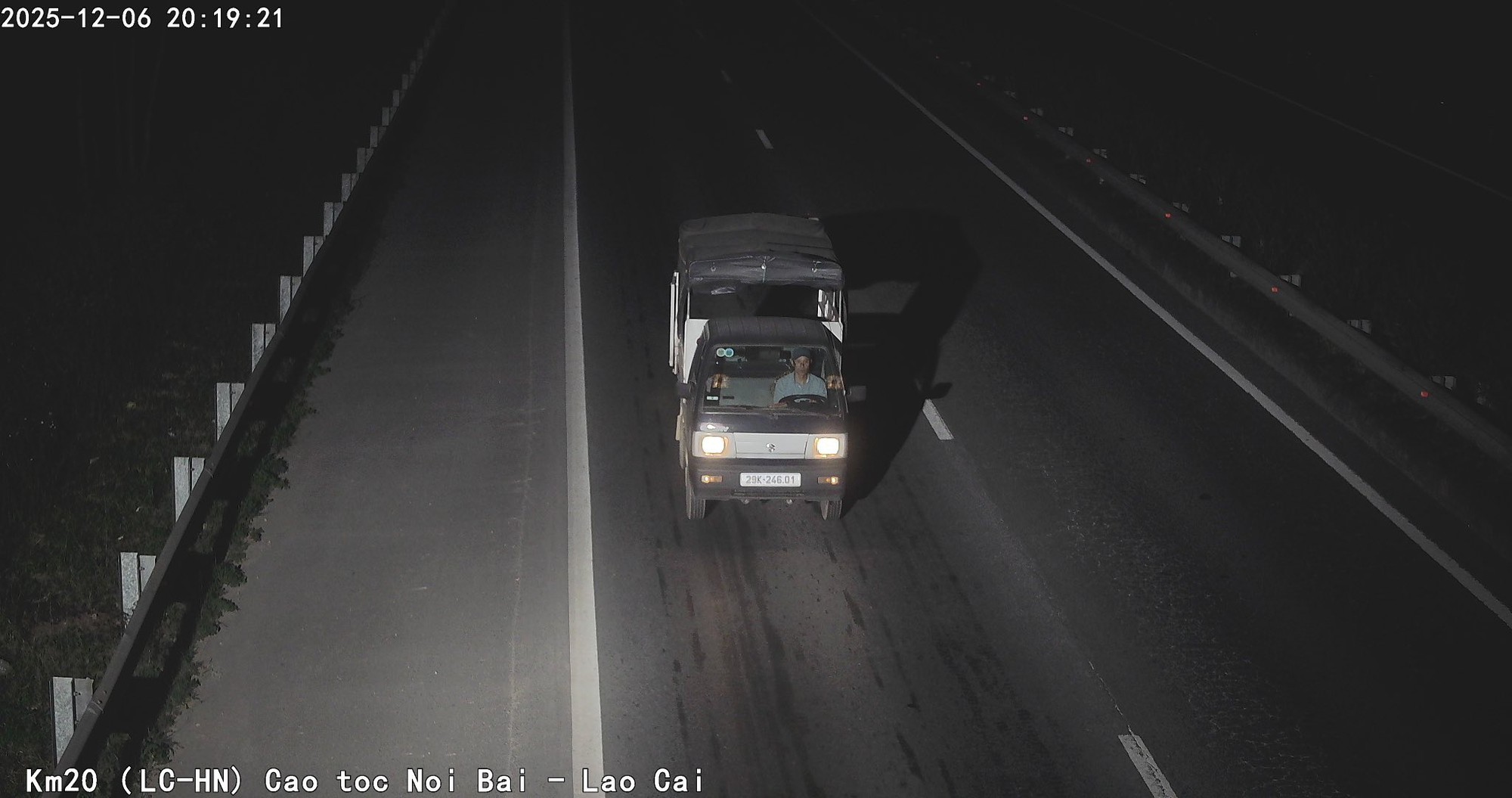 Chỉ trong 1 ngày, camera AI 'bắt' được 703 lượt xe vượt đèn đỏ tại một ngã tư ở Hà Nội- Ảnh 3. Chỉ trong 1 ngày, camera AI 'bắt' được 703 lượt xe vượt đèn đỏ tại một ngã tư ở Hà Nội- Ảnh 3.