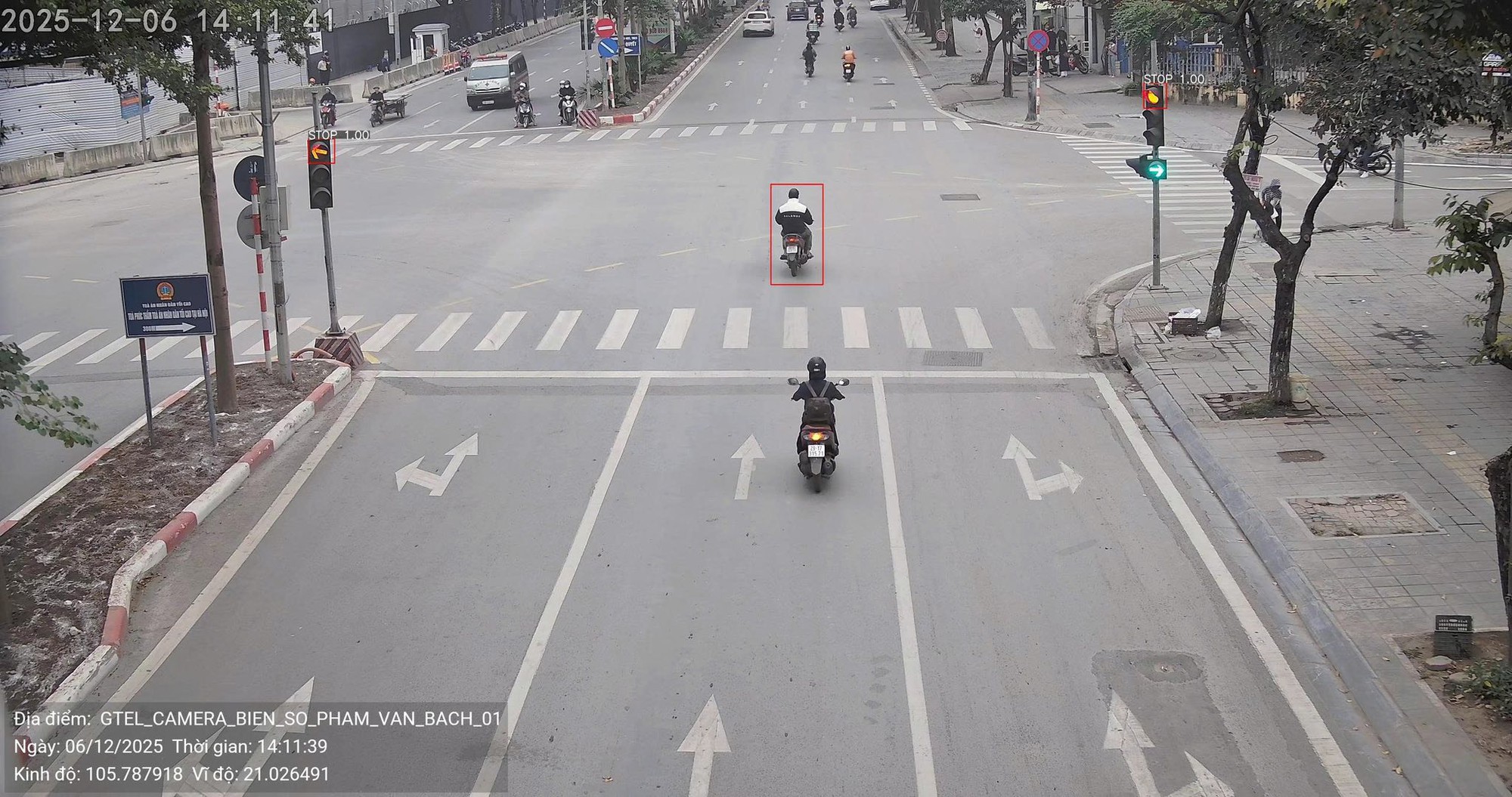 Chỉ trong 1 ngày, camera AI 'bắt' được 703 lượt xe vượt đèn đỏ tại một ngã tư ở Hà Nội- Ảnh 1. Chỉ trong 1 ngày, camera AI 'bắt' được 703 lượt xe vượt đèn đỏ tại một ngã tư ở Hà Nội- Ảnh 1.