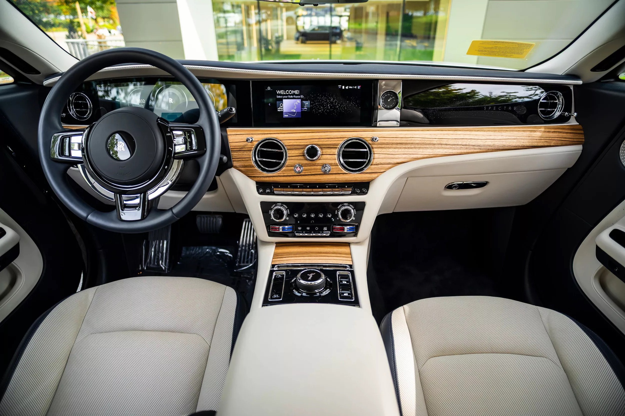 Chơi Rolls-Royce Spectre ở Mỹ đã mất giá khủng khiếp thế này mới thấy độ chịu chơi của đại gia Việt: Mới đi 160km đã lỗ gần 2 tỷ đồng- Ảnh 3. Chơi Rolls-Royce Spectre ở Mỹ đã mất giá khủng khiếp thế này mới thấy độ chịu chơi của đại gia Việt: Mới đi 160km đã lỗ gần 2 tỷ đồng- Ảnh 3.