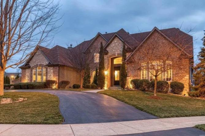 Khi “tấm lòng vàng” hóa thành siêu xe, biệt thự, sống sang chảnh ngút ngàn: Những cú "phốt" từ thiện gây chấn động- Ảnh 2.