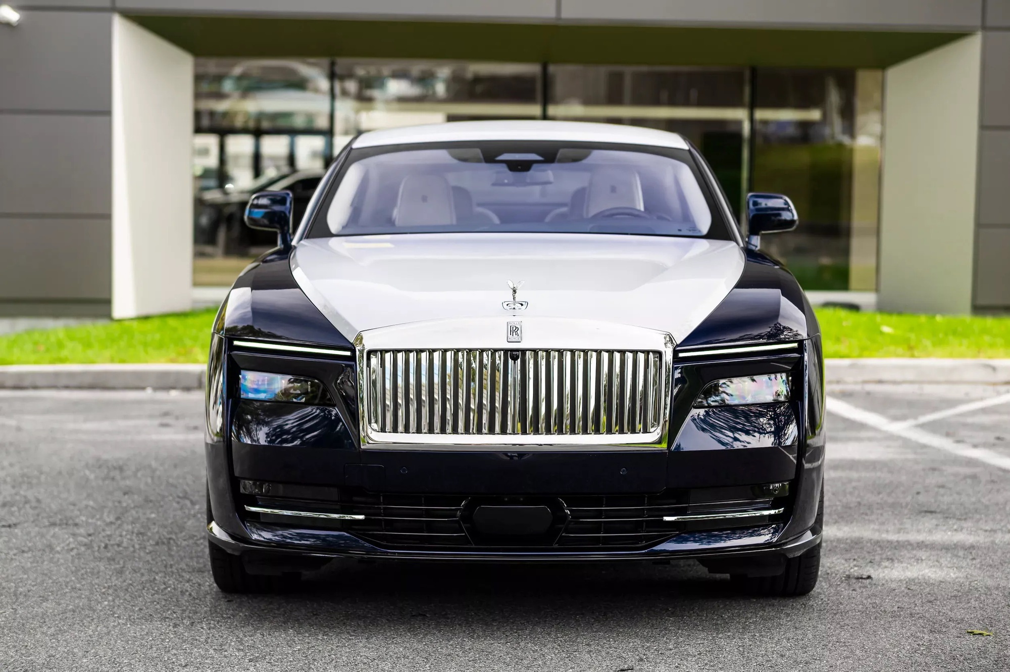 Chơi Rolls-Royce Spectre ở Mỹ đã mất giá khủng khiếp thế này mới thấy độ chịu chơi của đại gia Việt: Mới đi 160km đã lỗ gần 2 tỷ đồng- Ảnh 1. Chơi Rolls-Royce Spectre ở Mỹ đã mất giá khủng khiếp thế này mới thấy độ chịu chơi của đại gia Việt: Mới đi 160km đã lỗ gần 2 tỷ đồng- Ảnh 1.