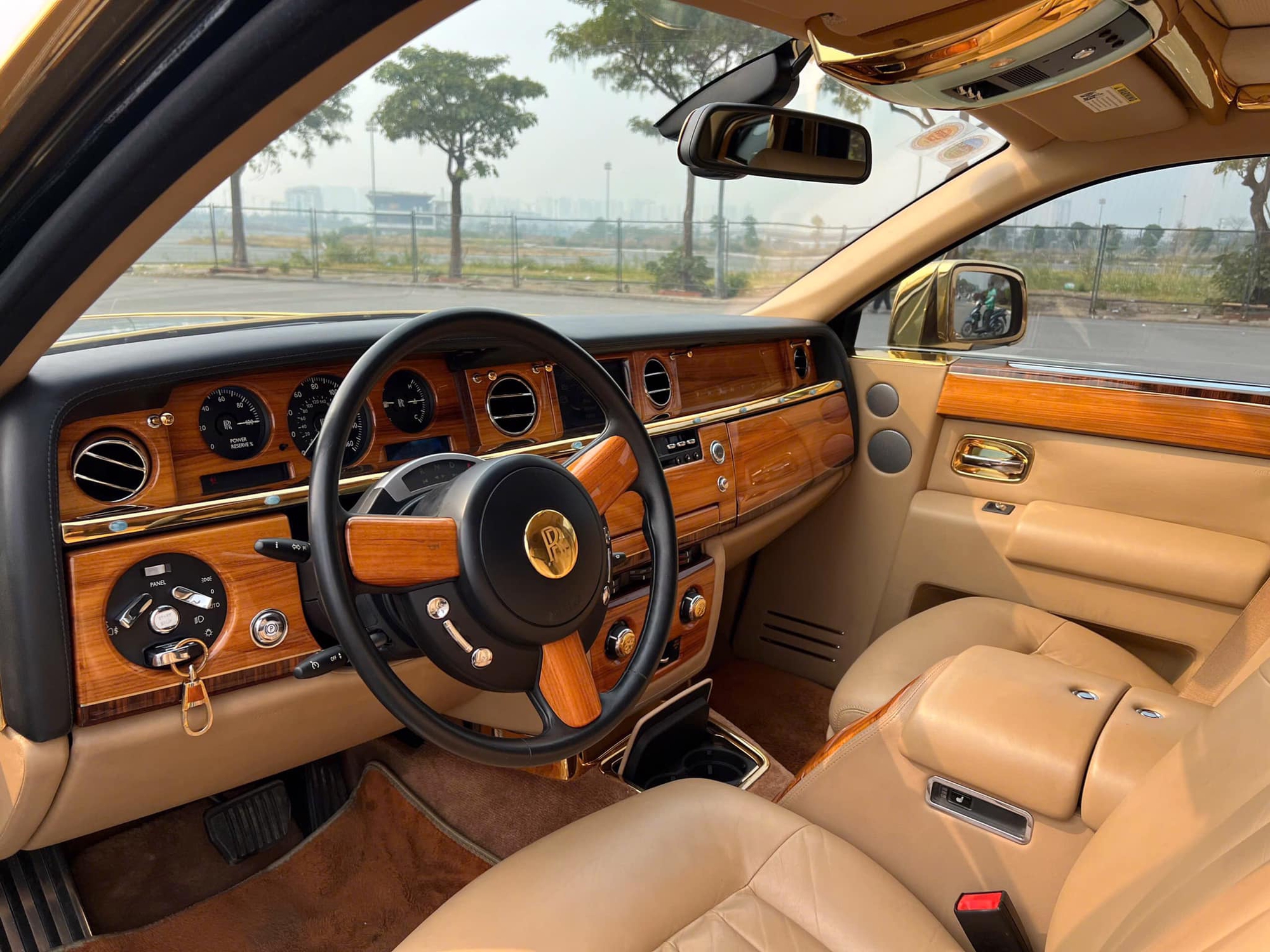 Rolls-Royce Phantom hàng độc giá 9,5 tỷ đồng tại Việt Nam: Mạ vàng 24K từ ngoài vào trong, nhiều chi tiết chạm khắc hình rồng- Ảnh 8.