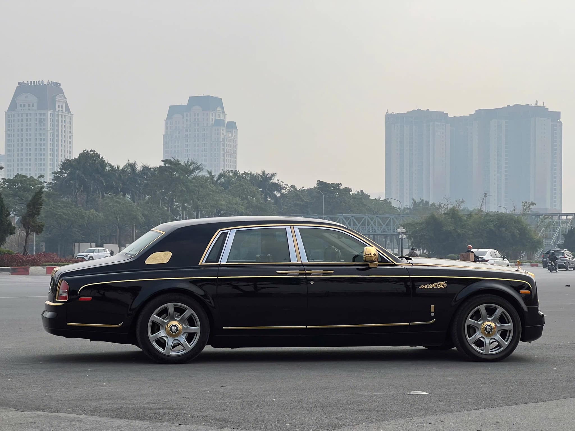 Rolls-Royce Phantom hàng độc giá 9,5 tỷ đồng tại Việt Nam: Mạ vàng 24K từ ngoài vào trong, nhiều chi tiết chạm khắc hình rồng- Ảnh 6.