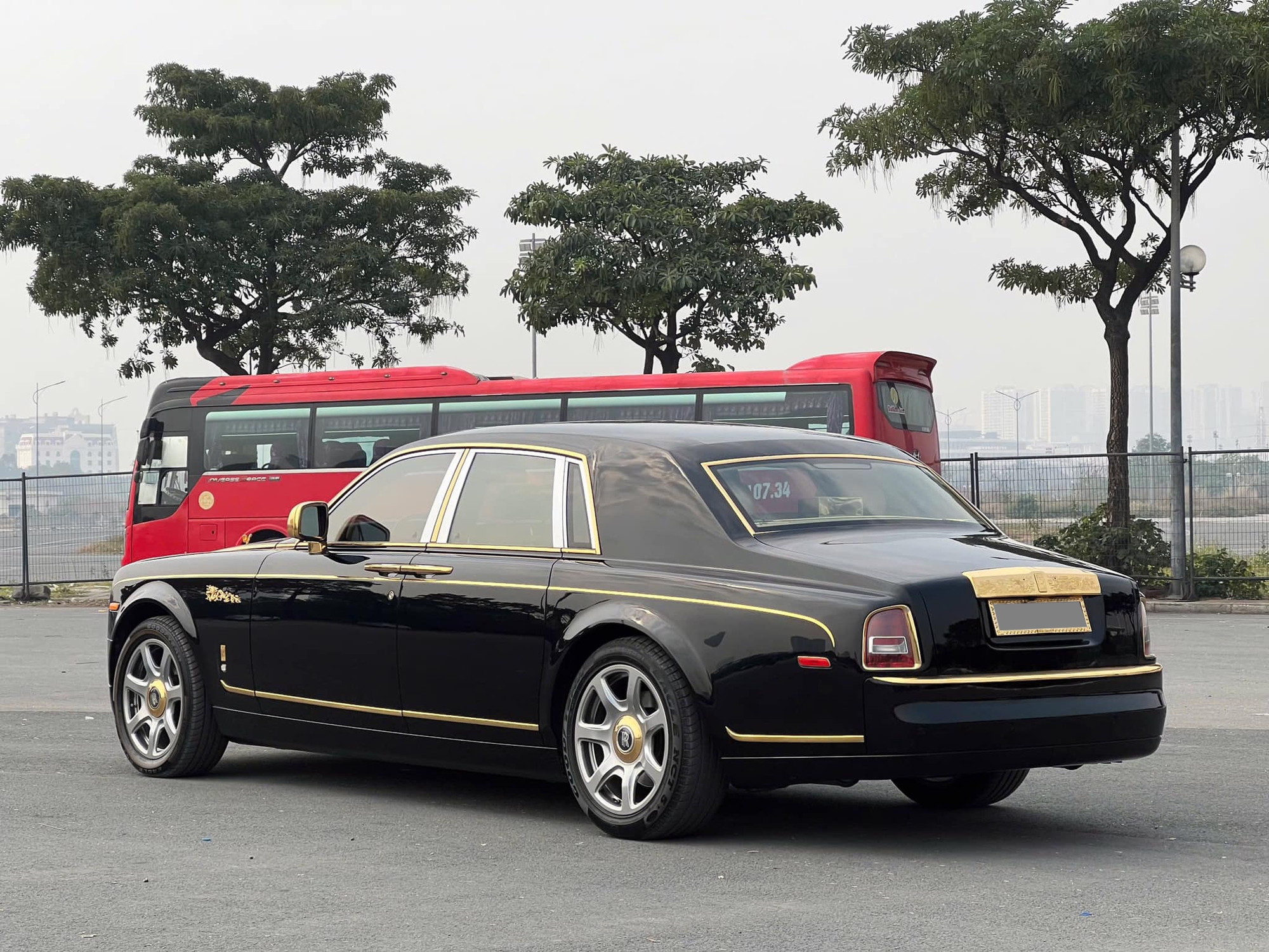 Rolls-Royce Phantom hàng độc giá 9,5 tỷ đồng tại Việt Nam: Mạ vàng 24K từ ngoài vào trong, nhiều chi tiết chạm khắc hình rồng- Ảnh 7.