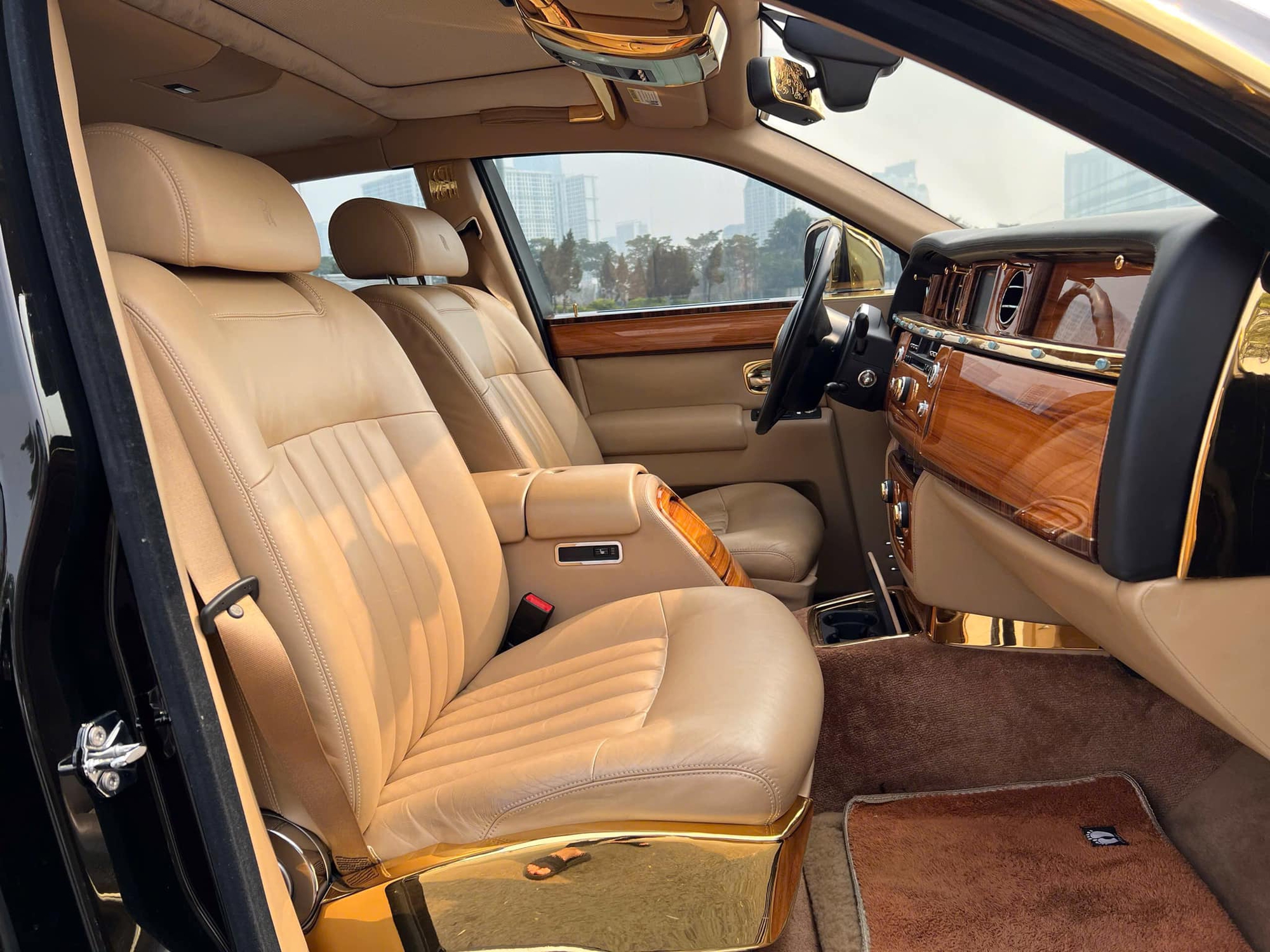 Rolls-Royce Phantom hàng độc giá 9,5 tỷ đồng tại Việt Nam: Mạ vàng 24K từ ngoài vào trong, nhiều chi tiết chạm khắc hình rồng- Ảnh 10.