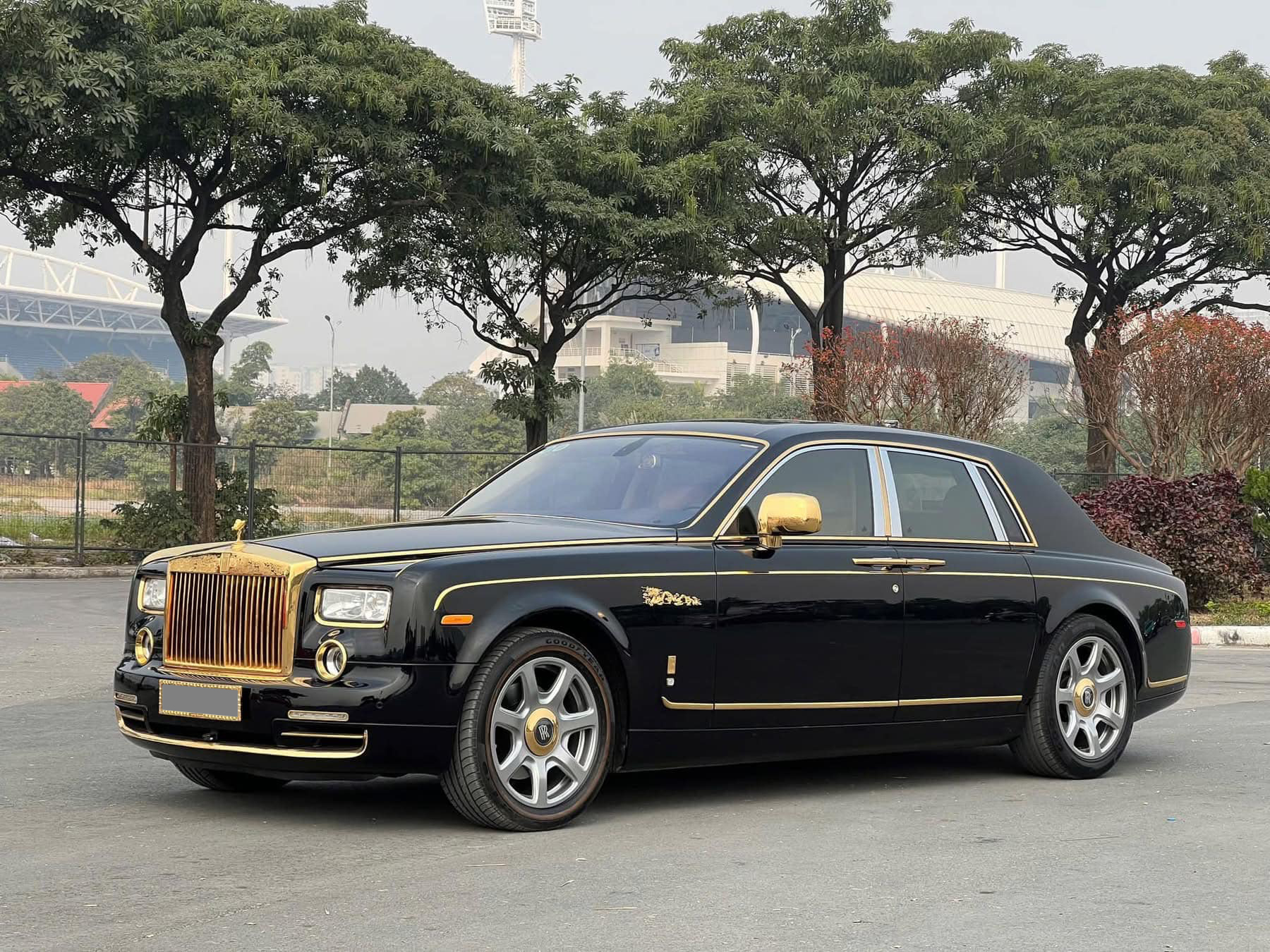 Rolls-Royce Phantom hàng độc giá 9,5 tỷ đồng tại Việt Nam: Mạ vàng 24K từ ngoài vào trong, nhiều chi tiết chạm khắc hình rồng- Ảnh 2.