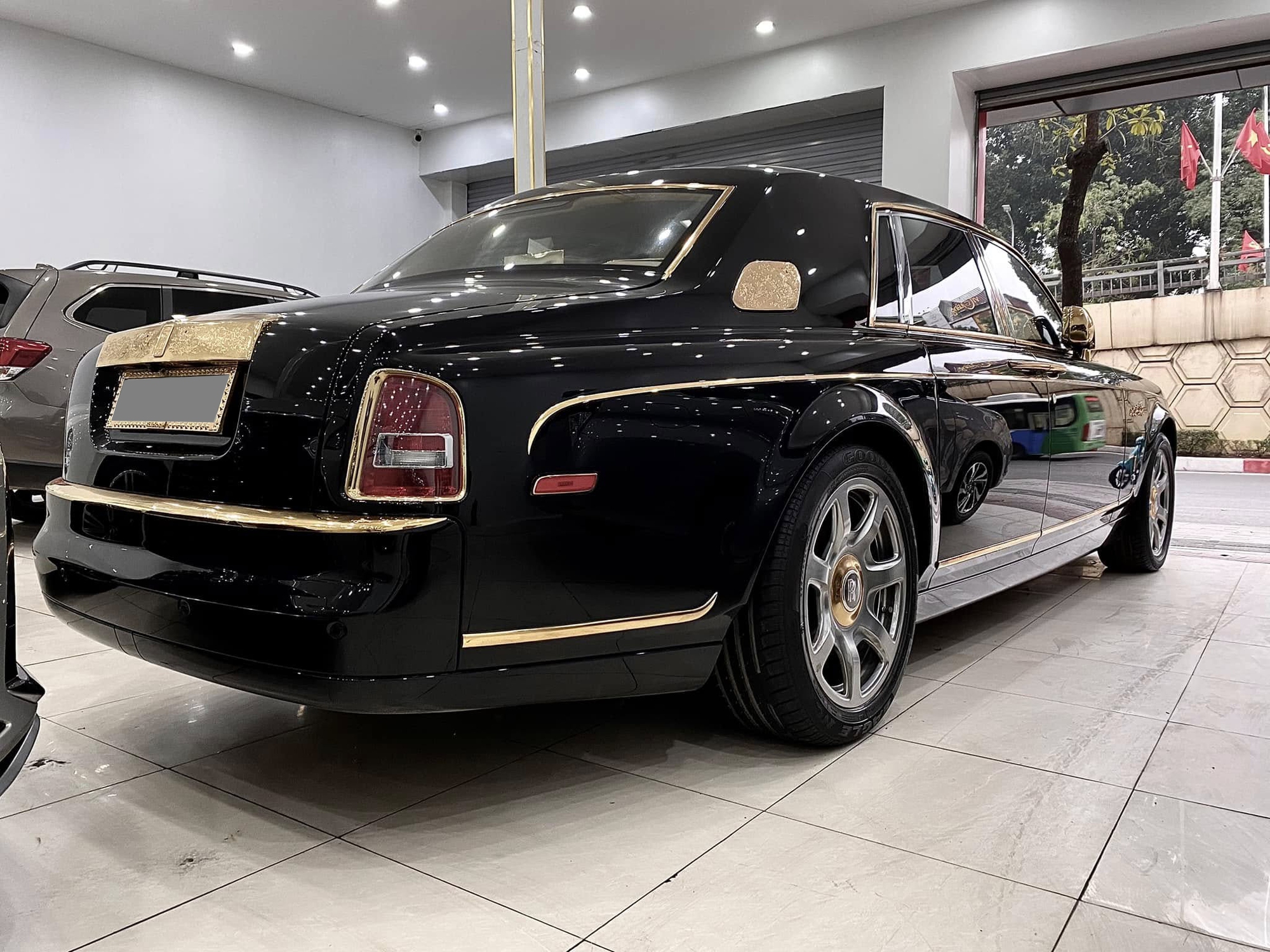 Rolls-Royce Phantom hàng độc giá 9,5 tỷ đồng tại Việt Nam: Mạ vàng 24K từ ngoài vào trong, nhiều chi tiết chạm khắc hình rồng- Ảnh 5.