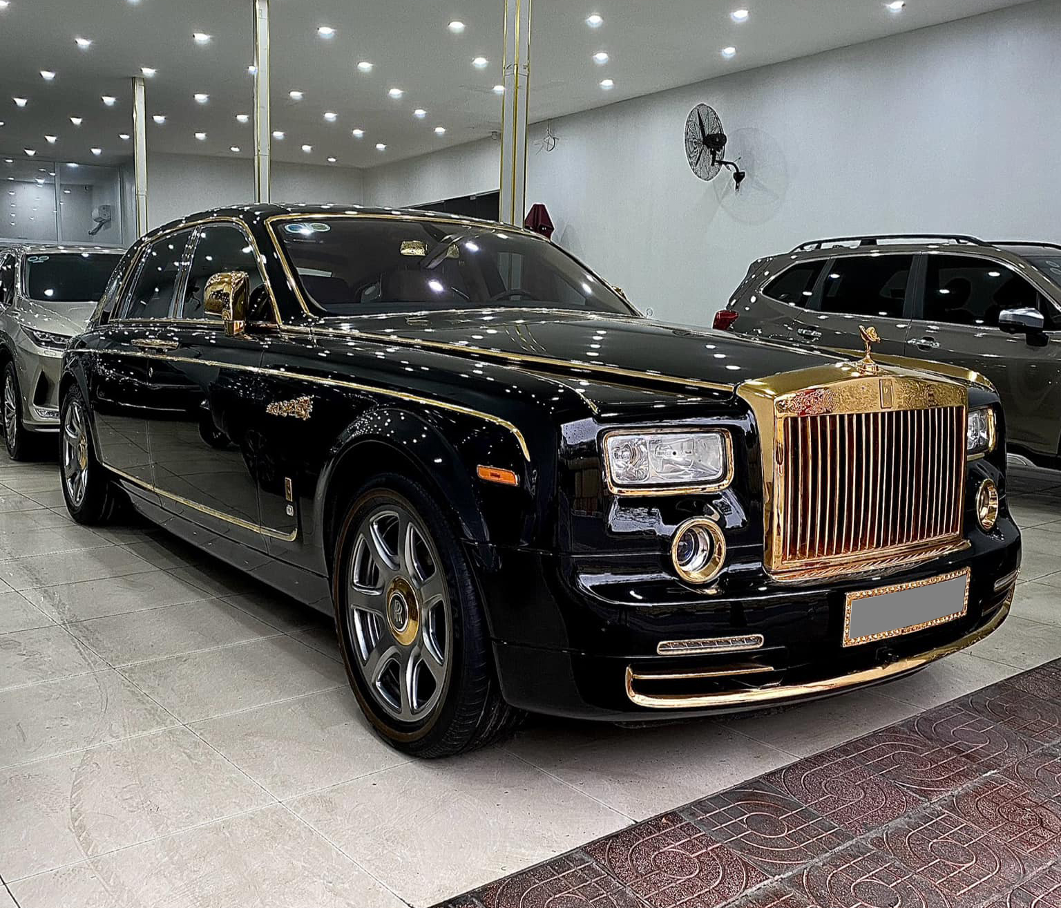 Rolls-Royce Phantom hàng độc giá 9,5 tỷ đồng tại Việt Nam: Mạ vàng 24K từ ngoài vào trong, nhiều chi tiết chạm khắc hình rồng- Ảnh 4.