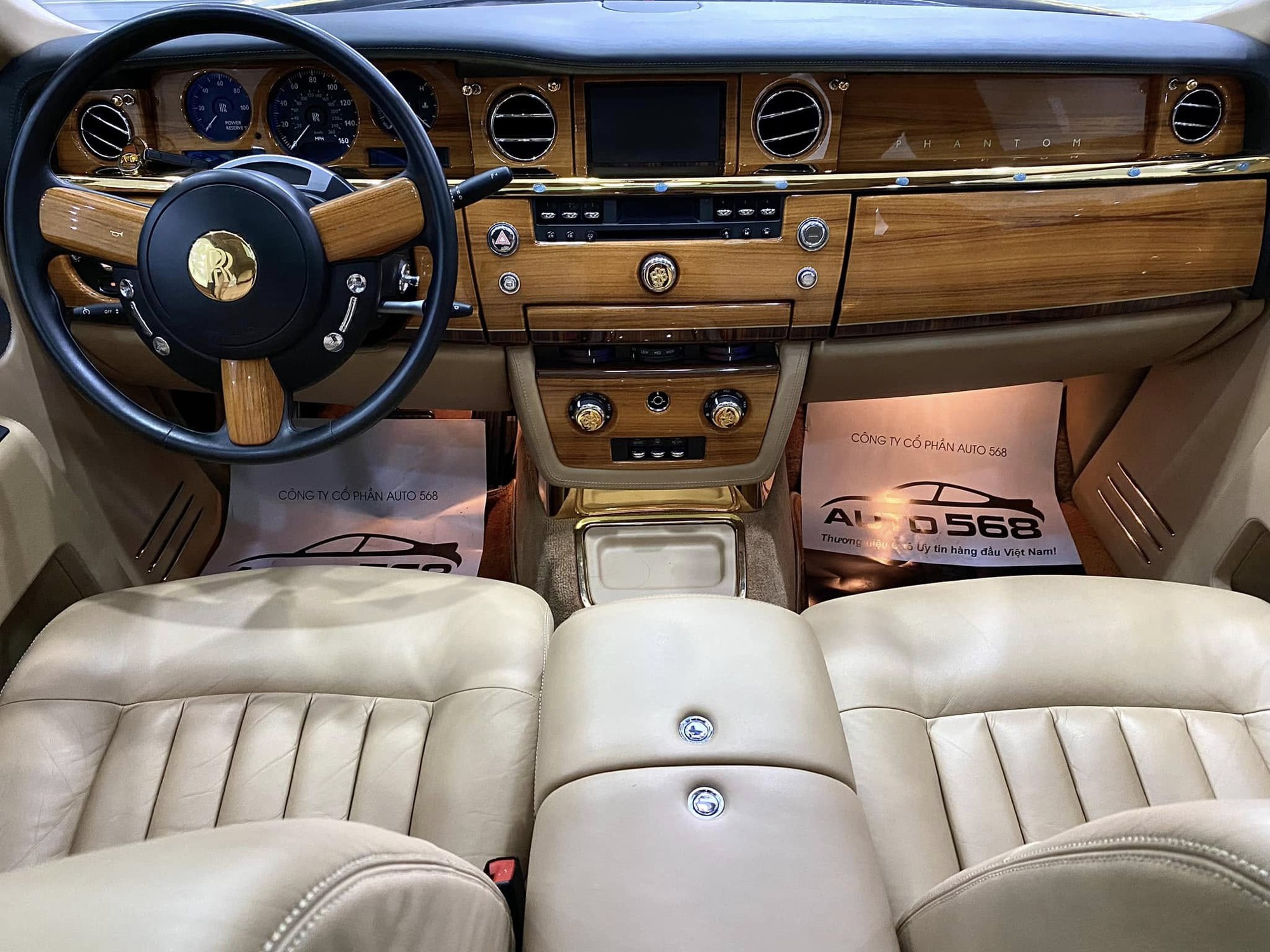 Rolls-Royce Phantom hàng độc giá 9,5 tỷ đồng tại Việt Nam: Mạ vàng 24K từ ngoài vào trong, nhiều chi tiết chạm khắc hình rồng- Ảnh 3.