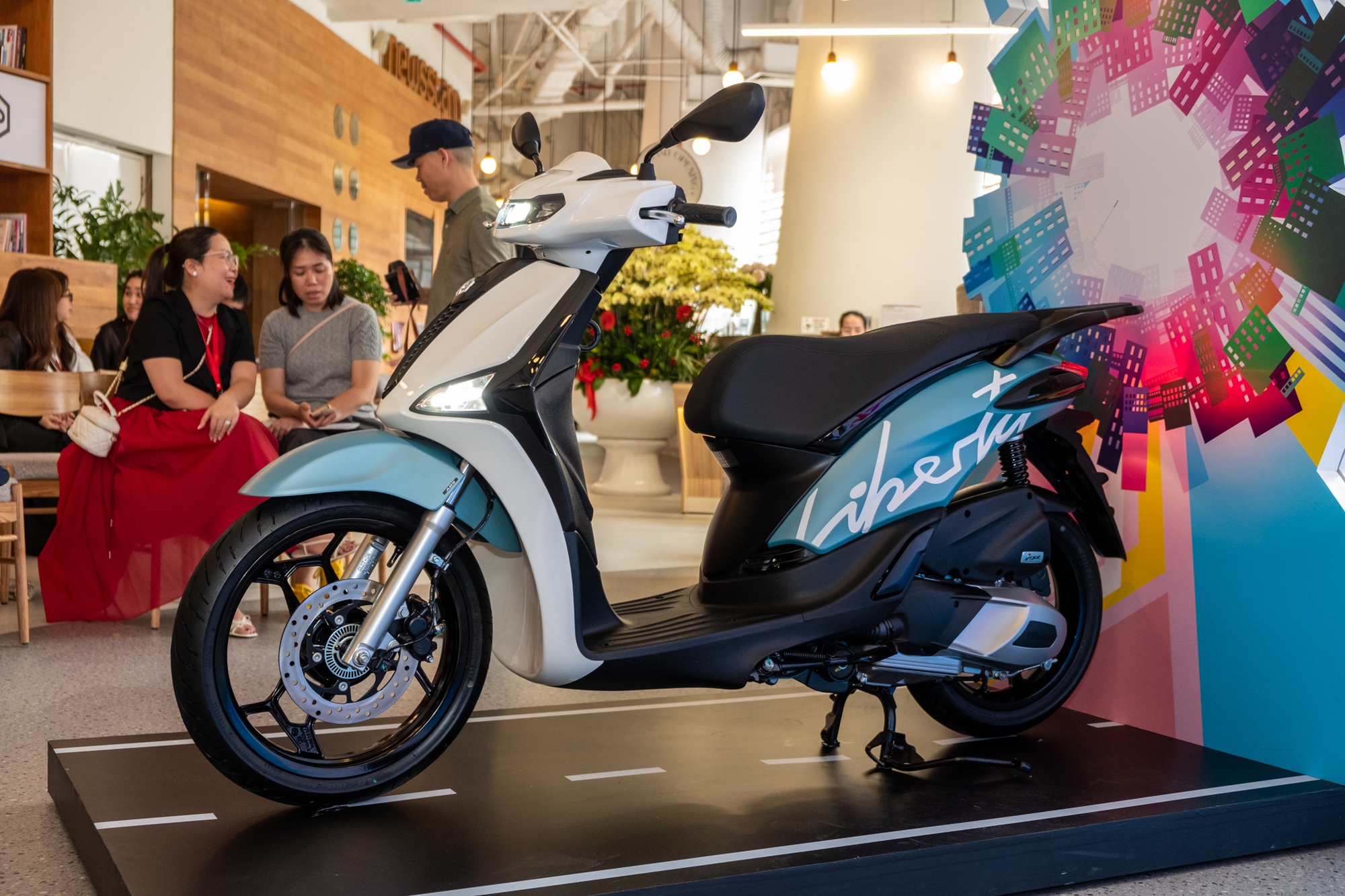 Piaggio Liberty 2025 ra mắt Việt Nam: Gi&aacute; từ 57,5 triệu, d&aacute;ng nam t&iacute;nh hơn, đấu Honda SH Mode- Ảnh 4.