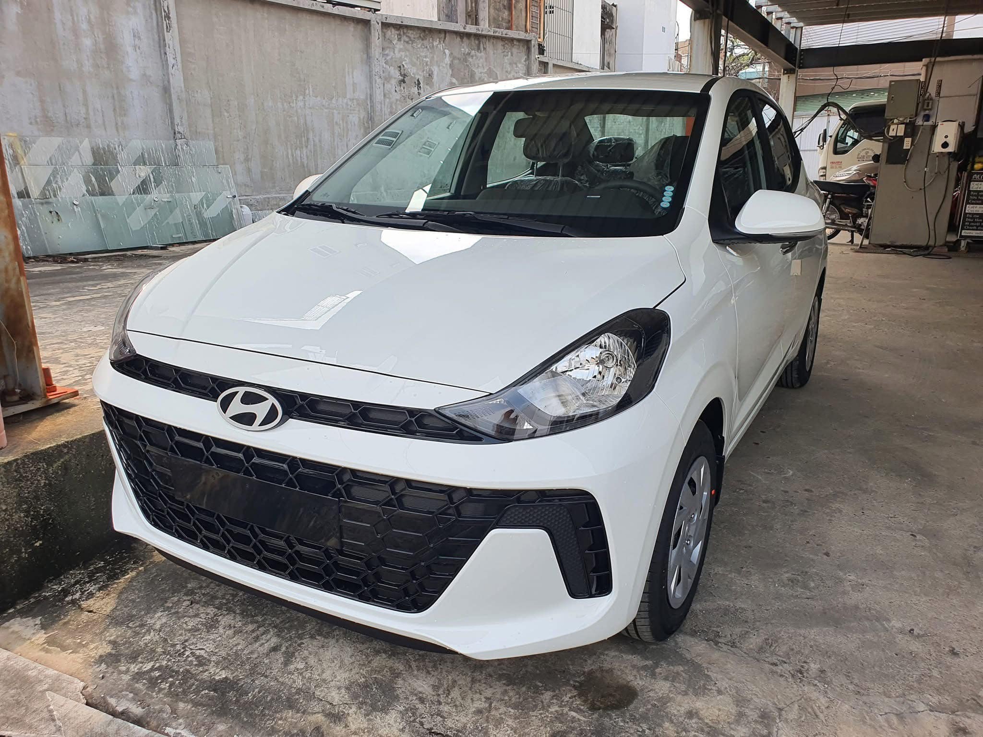 Hyundai Grand i10 AT sedan giảm tới 60 triệu tại đại lý, giá thực tế chỉ còn 395 triệu, 'mềm' hơn Wigo, Morning tương đương- Ảnh 2.