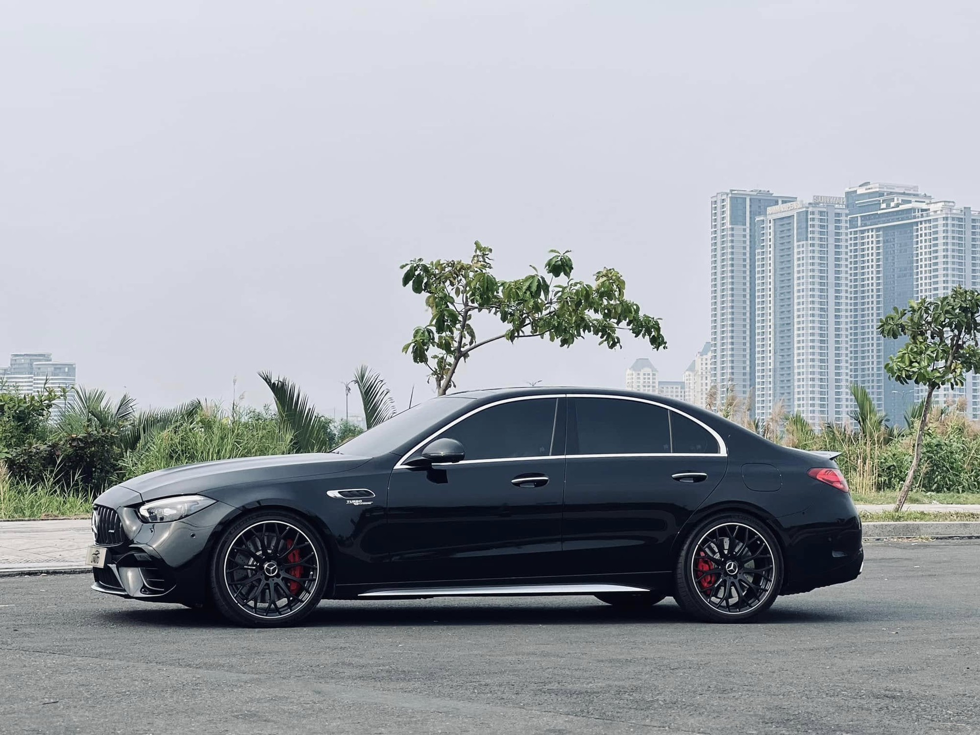 Hàng hiếm Mercedes-AMG C 63 ‘siêu lướt’ bán lại rẻ hơn giá mới 700 triệu: Mới lăn bánh 2.000km, có công nghệ F1- Ảnh 7.