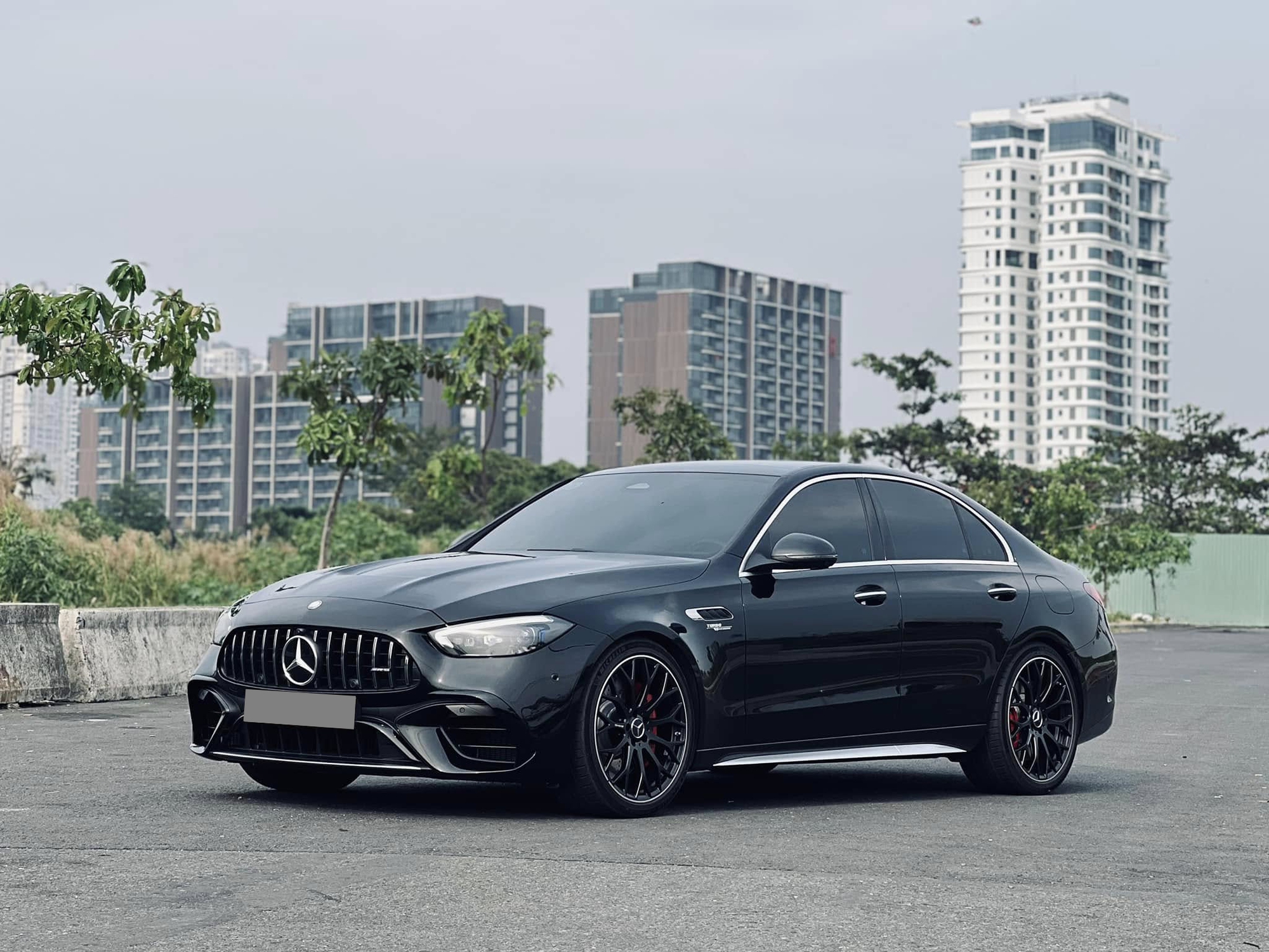 Hàng hiếm Mercedes-AMG C 63 ‘siêu lướt’ bán lại rẻ hơn giá mới 700 triệu: Mới lăn bánh 2.000km, có công nghệ F1- Ảnh 2.