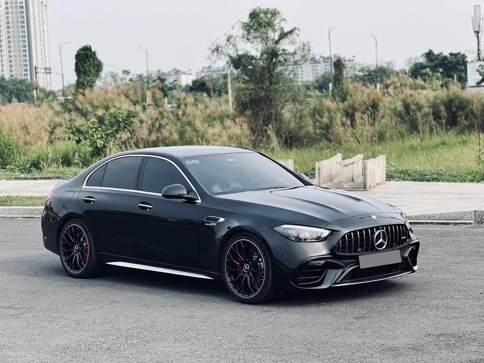 Hàng hiếm Mercedes-AMG C 63 ‘siêu lướt’ bán lại rẻ hơn giá mới 700 triệu: Mới lăn bánh 2.000km, có công nghệ F1- Ảnh 5.