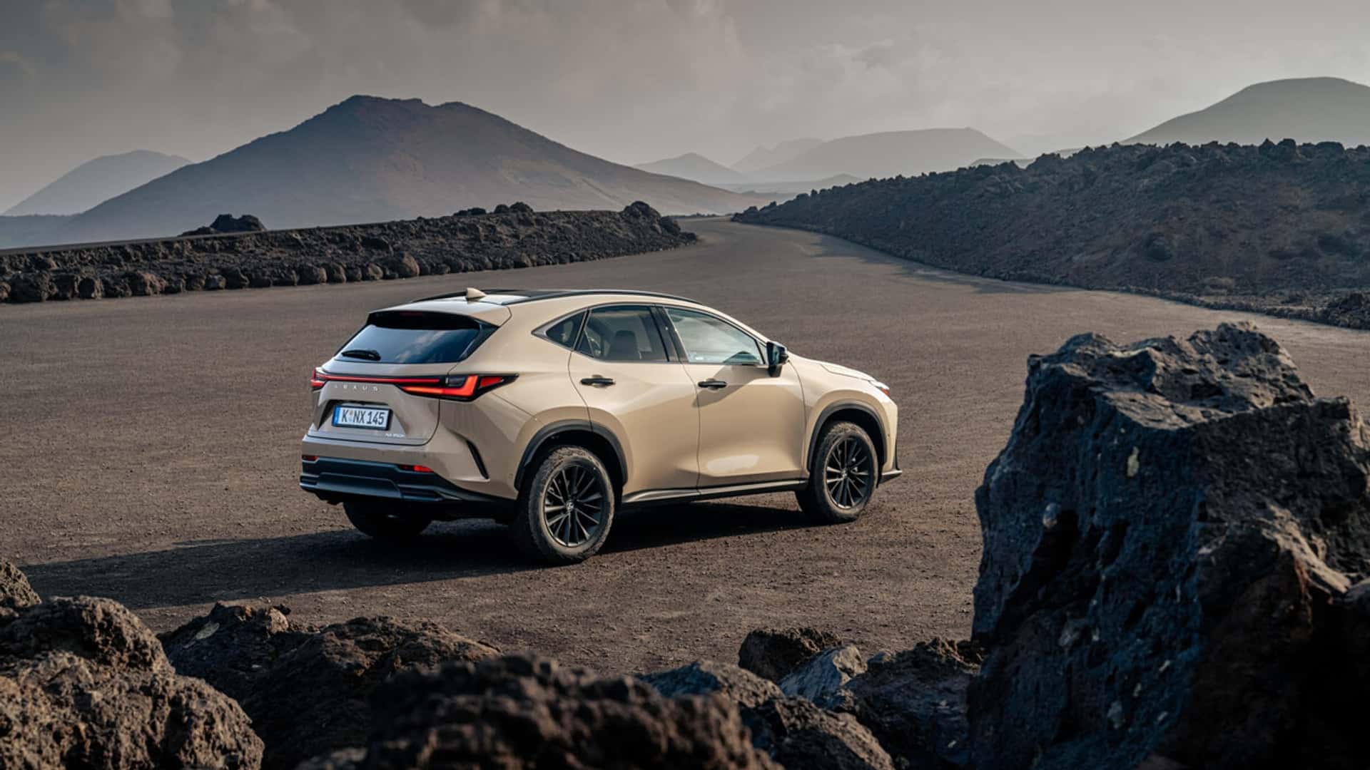 Lexus NX có thêm bản off-road: Gầm cao, lốp lớn, hợp người thích đi phượt- Ảnh 5.