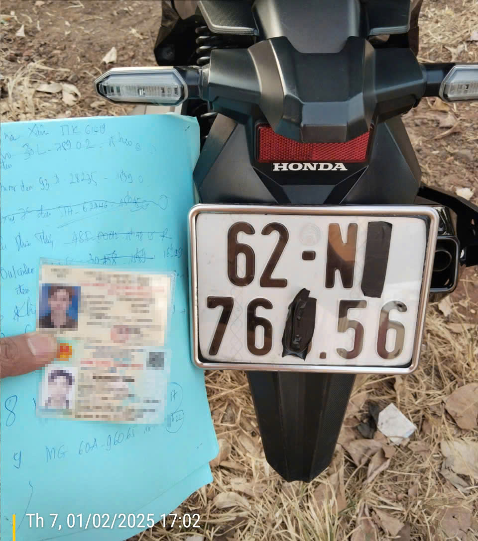 Nhiều người che biển số xe bằng băng keo và khẩu trang để né phạt nguội- Ảnh 3. Nhiều người che biển số xe bằng băng keo và khẩu trang để né phạt nguội- Ảnh 3.