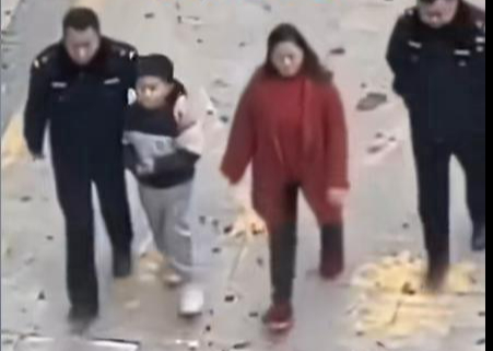 Bé trai ném pháo xuống cống gây nổ lớn khiến nhiều xe sang hư hại, thái độ của người mẹ lại khá đáng khen- Ảnh 6. Bé trai ném pháo xuống cống gây nổ lớn khiến nhiều xe sang hư hại, thái độ của người mẹ lại khá đáng khen- Ảnh 6.