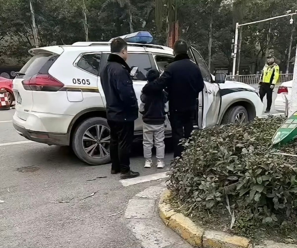 Bé trai ném pháo xuống cống gây nổ lớn khiến nhiều xe sang hư hại, thái độ của người mẹ lại khá đáng khen- Ảnh 5. Bé trai ném pháo xuống cống gây nổ lớn khiến nhiều xe sang hư hại, thái độ của người mẹ lại khá đáng khen- Ảnh 5.
