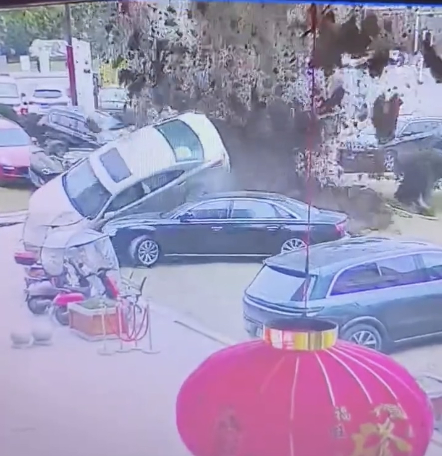 Bé trai ném pháo xuống cống gây nổ lớn khiến nhiều xe sang hư hại, thái độ của người mẹ lại khá đáng khen- Ảnh 7. Bé trai ném pháo xuống cống gây nổ lớn khiến nhiều xe sang hư hại, thái độ của người mẹ lại khá đáng khen- Ảnh 7.