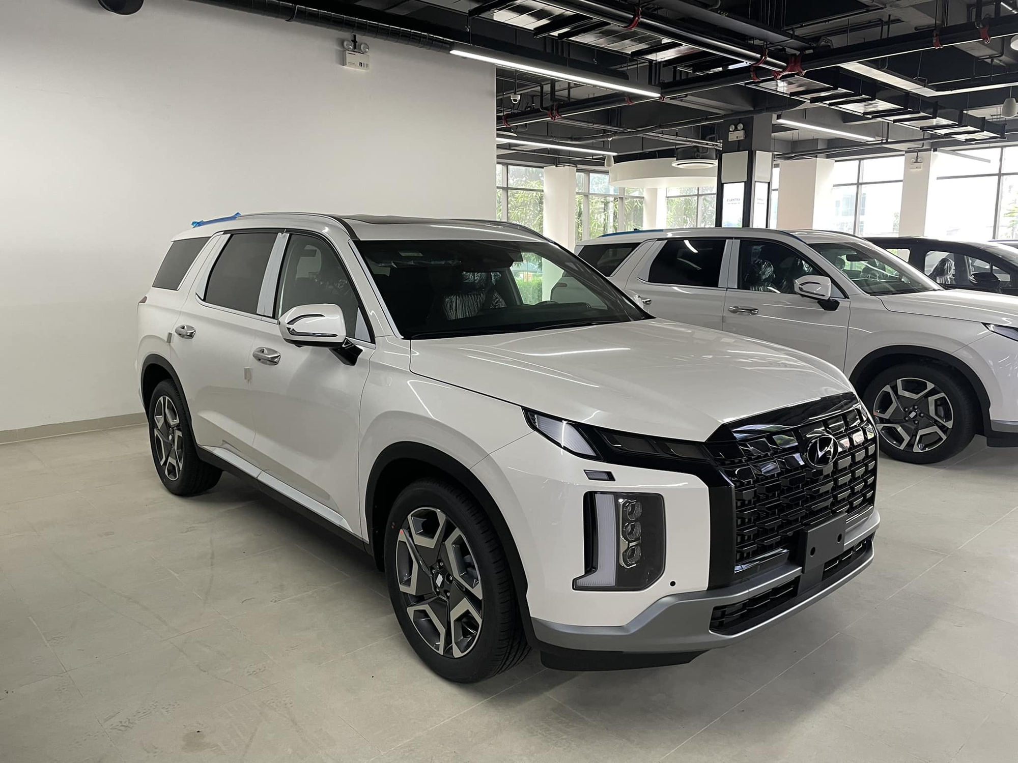 Hyundai Palisade giảm tới 100 triệu tại đại lý, bản cao nhất giờ rẻ ngang Kia Sorento phân khúc dưới- Ảnh 2.