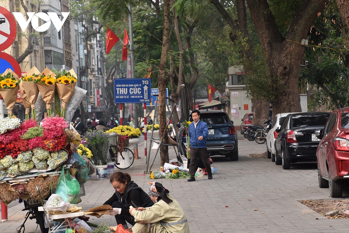 Ô tô đỗ tràn lan lấn chiếm vỉa hè, lòng đường ở Hà Nội- Ảnh 3.