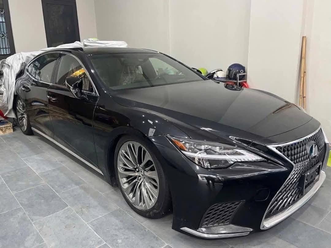 Lexus LS 500 để không hai năm bán lại hơn 5 tỷ, dù vô-lăng có vết mốc nhưng người bán khẳng định: 'Xe mới 100%, gần như chưa sử dụng'- Ảnh 2.