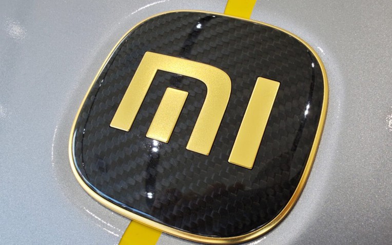 Xiaomi bị phản ứng vì lắp logo làm bằng vàng thật cho xe điện SU7 Ultra, CEO Lôi Quân bộc bạch: "Đôi khi con người cũng cần chút phù phiếm"- Ảnh 1. Xiaomi bị phản ứng vì lắp logo làm bằng vàng thật cho xe điện SU7 Ultra, CEO Lôi Quân bộc bạch: "Đôi khi con người cũng cần chút phù phiếm"- Ảnh 1.