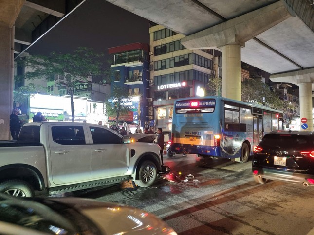 H&agrave; Nội: Xe m&aacute;y biến dạng, t&agrave;i xế bị thương nặng sau tai nạn li&ecirc;n ho&agrave;n- Ảnh 2.