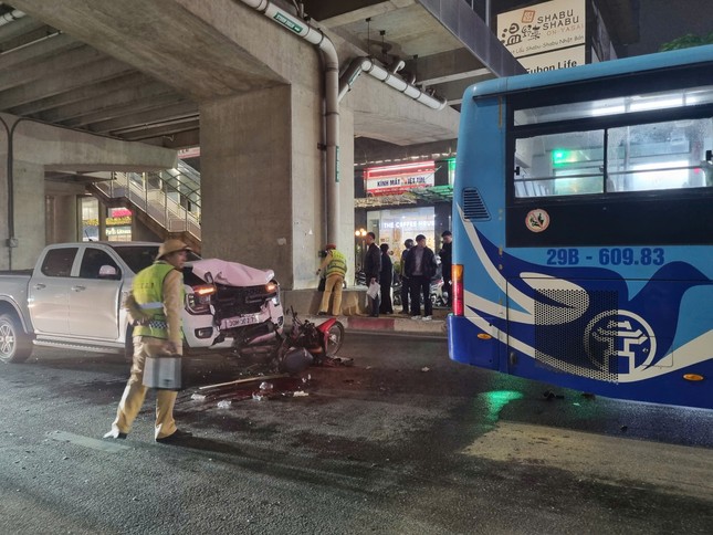 H&agrave; Nội: Xe m&aacute;y biến dạng, t&agrave;i xế bị thương nặng sau tai nạn li&ecirc;n ho&agrave;n- Ảnh 3.