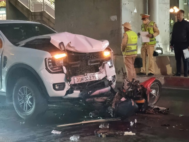 H&agrave; Nội: Xe m&aacute;y biến dạng, t&agrave;i xế bị thương nặng sau tai nạn li&ecirc;n ho&agrave;n- Ảnh 1.