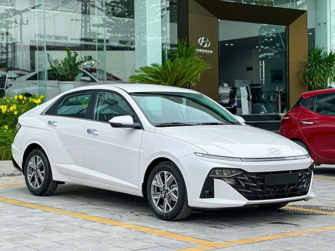 Loạt xe Hyundai giảm giá tới 75 triệu đồng, bán chạy như Accent, Santa Fe, i10 cũng góp mặt- Ảnh 2.