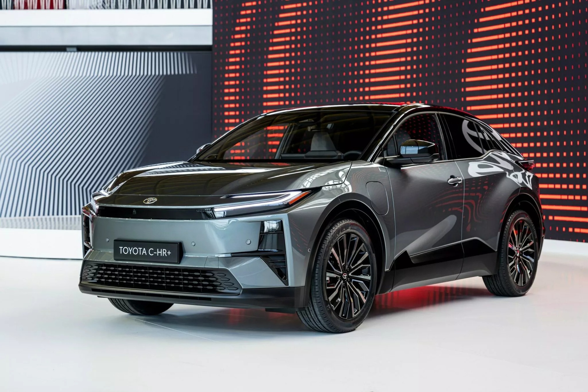 Toyota tung SUV điện mới: Lớn hơn Corolla Cross, màn 14inch, chạy tới 600km/sạc, hướng tới 'người độc thân đang hẹn hò'- Ảnh 2.