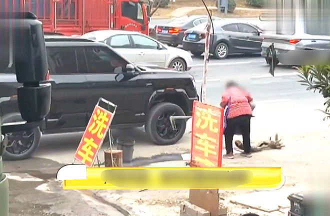 Ô tô đỗ dưới lòng đường, cụ bà 80 tuổi vác cuốc ra đập phá, chủ xe: “Xe có bảo hiểm, nhưng tôi muốn đòi công lý”- Ảnh 1. Ô tô đỗ dưới lòng đường, cụ bà 80 tuổi vác cuốc ra đập phá, chủ xe: “Xe có bảo hiểm, nhưng tôi muốn đòi công lý”- Ảnh 1.