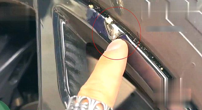 Ô tô đỗ dưới lòng đường, cụ bà 80 tuổi vác cuốc ra đập phá, chủ xe: “Xe có bảo hiểm, nhưng tôi muốn đòi công lý”- Ảnh 3. Ô tô đỗ dưới lòng đường, cụ bà 80 tuổi vác cuốc ra đập phá, chủ xe: “Xe có bảo hiểm, nhưng tôi muốn đòi công lý”- Ảnh 3.