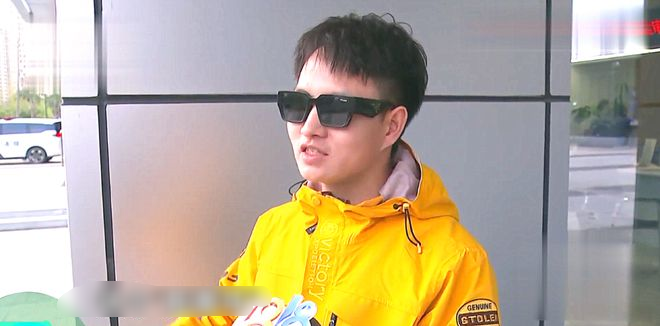 Ô tô đỗ dưới lòng đường, cụ bà 80 tuổi vác cuốc ra đập phá, chủ xe: “Xe có bảo hiểm, nhưng tôi muốn đòi công lý”- Ảnh 4. Ô tô đỗ dưới lòng đường, cụ bà 80 tuổi vác cuốc ra đập phá, chủ xe: “Xe có bảo hiểm, nhưng tôi muốn đòi công lý”- Ảnh 4.