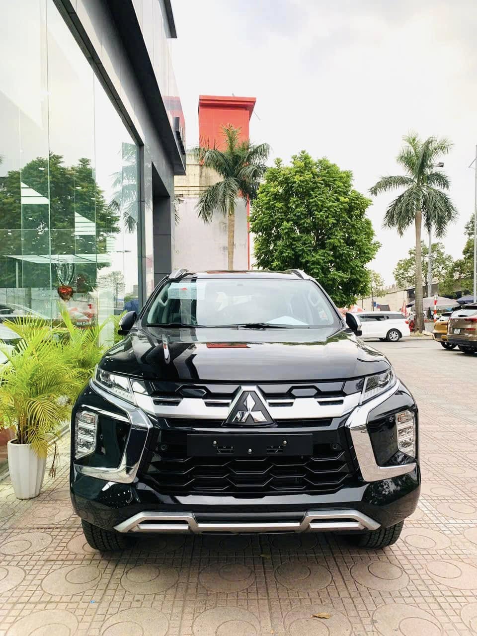 Mitsubishi Pajero Sport bản mới bất ngờ xuất hiện tại đại lý: Giá 1,18 tỷ đồng, máy xăng 3.0 V6 mạnh 206 mã lực nhưng chỉ 2 túi khí, không có ADAS- Ảnh 3.