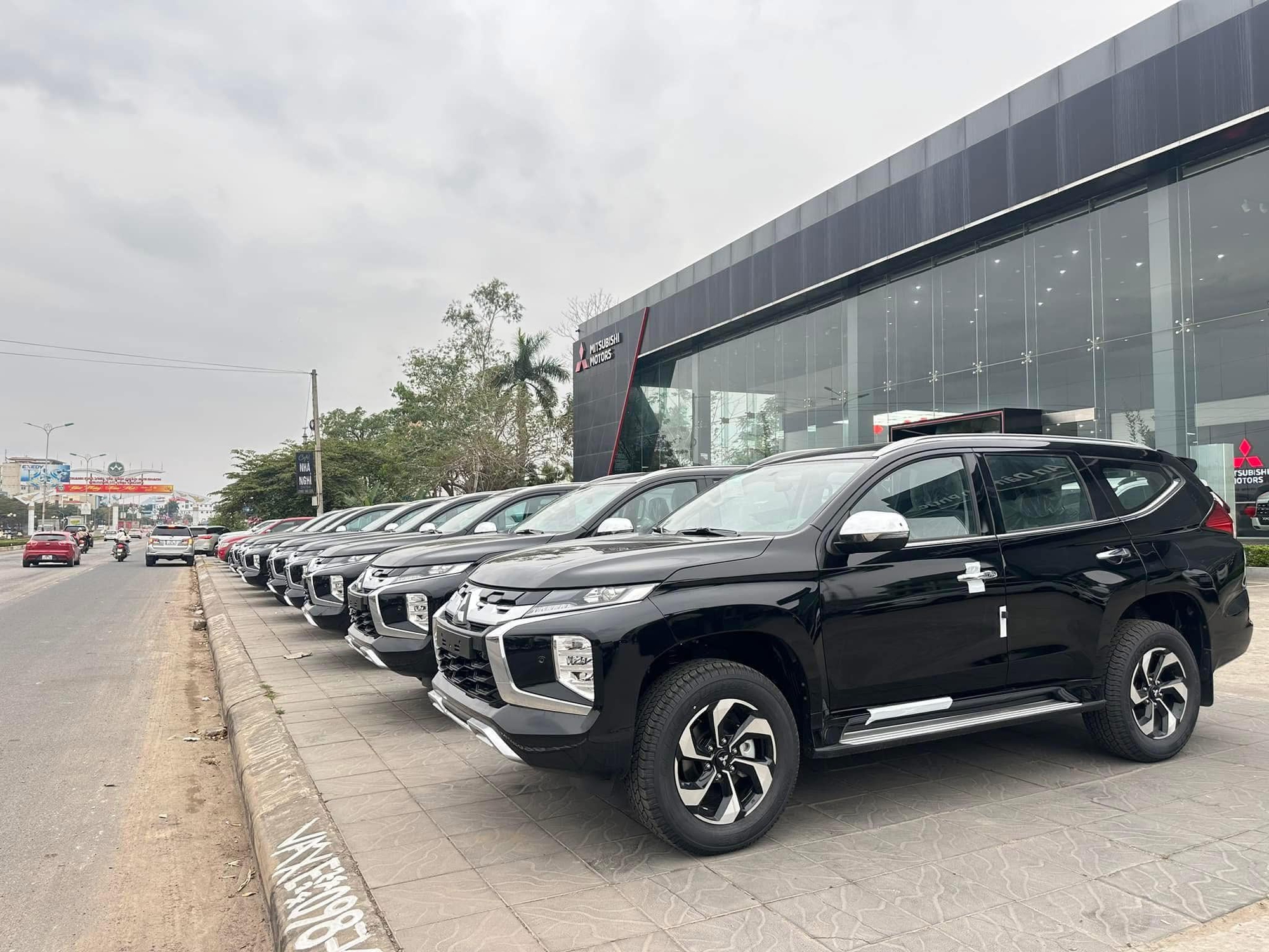 Mitsubishi Pajero Sport bản mới bất ngờ xuất hiện tại đại lý: Giá 1,18 tỷ đồng, máy xăng 3.0 V6 mạnh 206 mã lực nhưng chỉ 2 túi khí, không có ADAS- Ảnh 2.