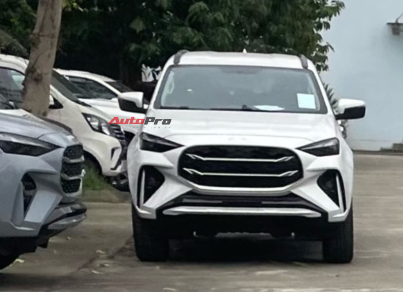 Lô Isuzu mu-X 2025 đầu tiên lộ diện tại Việt Nam: Thiết kế mới, mâm 20 inch ngang Everest, dễ ra mắt trong thời gian gần- Ảnh 2.