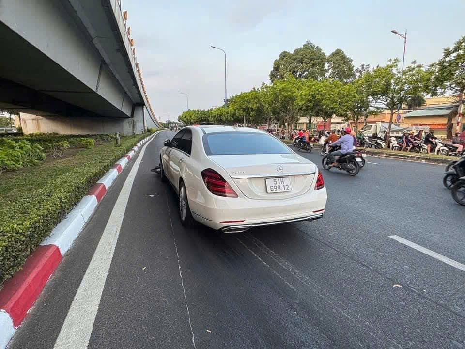 Chiếc Mercedes hàng tỉ đồng gây tai nạn, vì sao không có phanh khẩn cấp?- Ảnh 1.