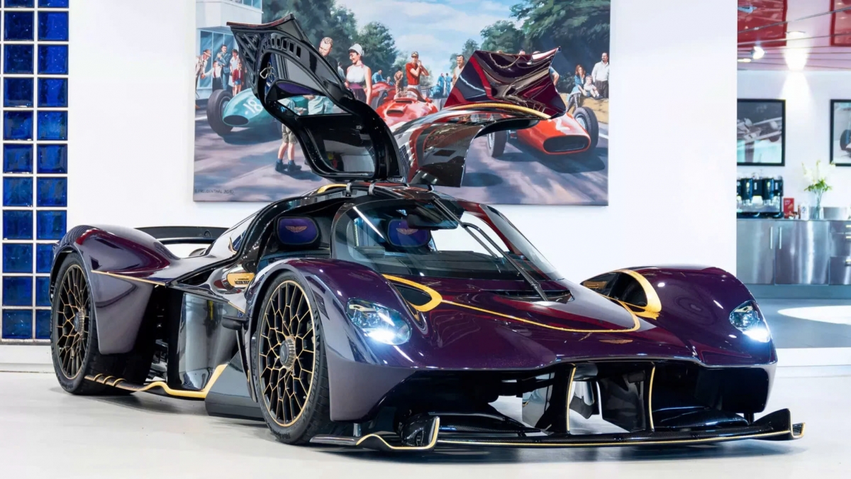 Chiêm ngưỡng Aston Martin Valkyrie giá 16 tỷ đồng với lớp phủ vàng 24K- Ảnh 1.