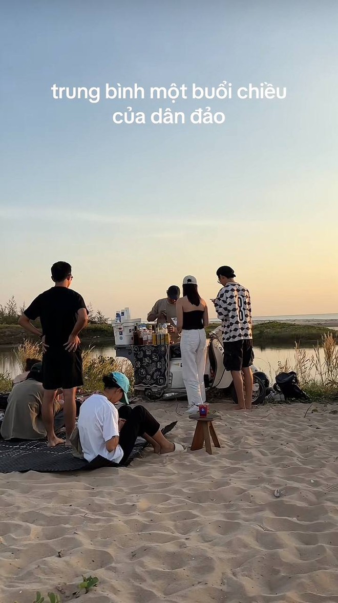Đẳng cấp xe cà phê vỉa hè Việt Nam: "Bàn tay vàng trong làng chọn địa điểm", khách du lịch ao ước, quán xịn cũng phải ganh- Ảnh 9. Đẳng cấp xe cà phê vỉa hè Việt Nam: "Bàn tay vàng trong làng chọn địa điểm", khách du lịch ao ước, quán xịn cũng phải ganh- Ảnh 9.