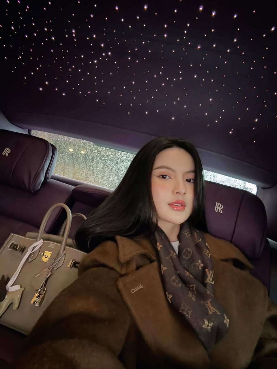 Chu Thanh Huyền ngồi Rolls-Royce 60 tỷ sang chảnh, thong thả đáp trả anti-fan khi nhắc đến Quang Hải- Ảnh 1. Chu Thanh Huyền ngồi Rolls-Royce 60 tỷ sang chảnh, thong thả đáp trả anti-fan khi nhắc đến Quang Hải- Ảnh 1.