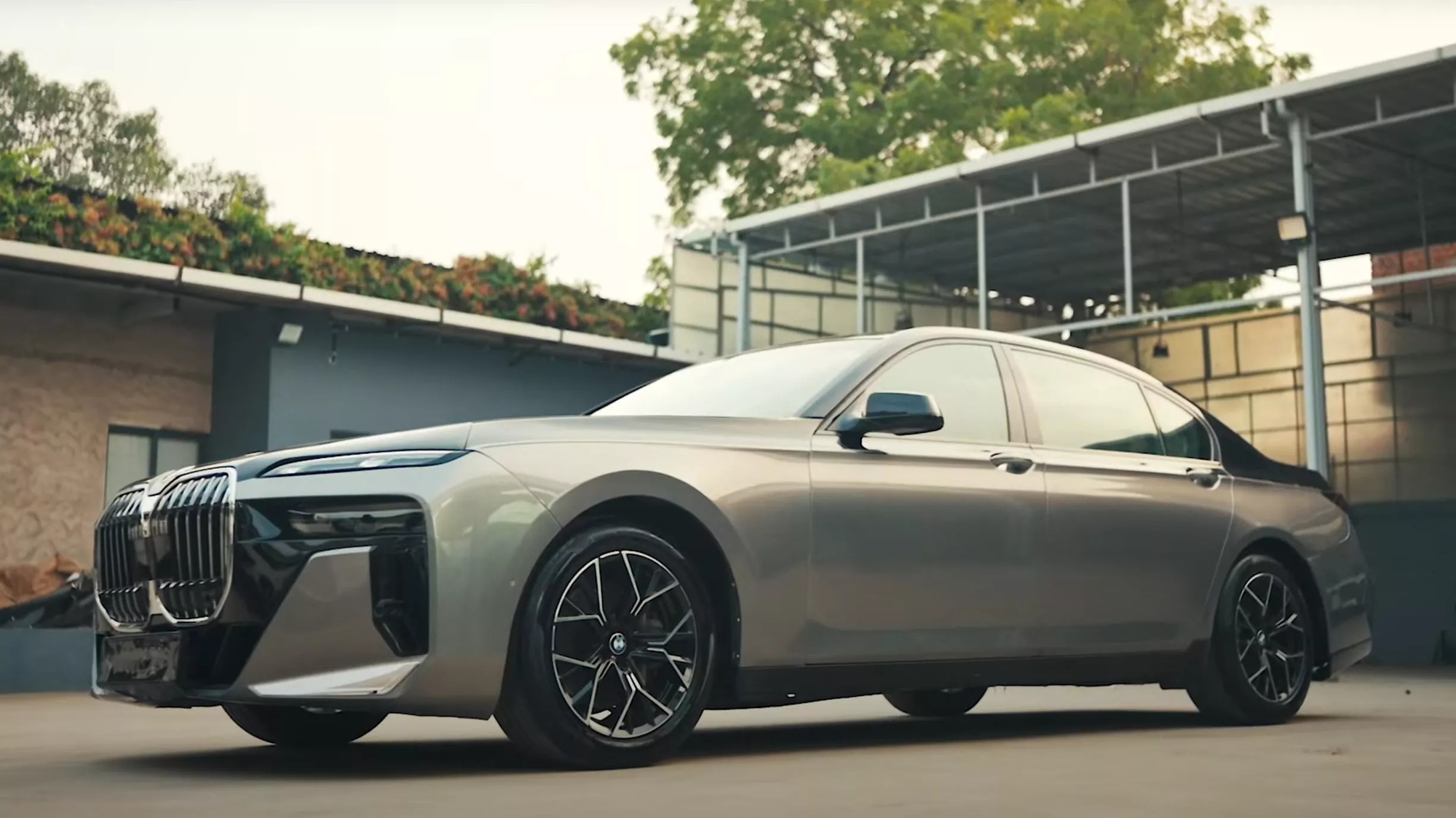 Chiếc BMW 7-Series đẹp long lanh này thực chất đã 15 năm tuổi, các chi tiết bên hông tiết lộ sự thật- Ảnh 4.