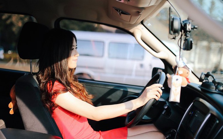 Lái xe sang 30 tỉ tới trường đón con gái, bị chỉ trích là khoe khoang, lời đáp trả của người mẹ khiến cư dân mạng “câm nín”- Ảnh 1. Lái xe sang 30 tỉ tới trường đón con gái, bị chỉ trích là khoe khoang, lời đáp trả của người mẹ khiến cư dân mạng “câm nín”- Ảnh 1.