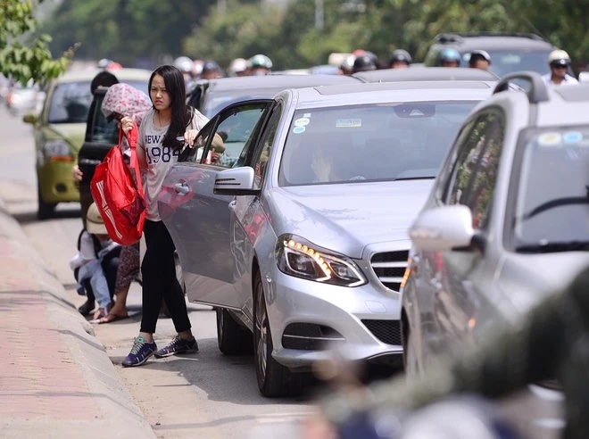 Lái xe sang 30 tỉ tới trường đón con gái, bị chỉ trích là khoe khoang, lời đáp trả của người mẹ khiến cư dân mạng “câm nín”- Ảnh 5. Lái xe sang 30 tỉ tới trường đón con gái, bị chỉ trích là khoe khoang, lời đáp trả của người mẹ khiến cư dân mạng “câm nín”- Ảnh 5.