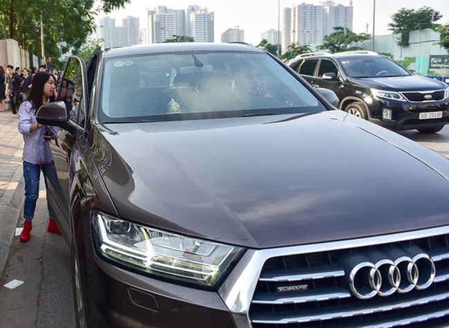 Lái xe sang 30 tỉ tới trường đón con gái, bị chỉ trích là khoe khoang, lời đáp trả của người mẹ khiến cư dân mạng “câm nín”- Ảnh 3. Lái xe sang 30 tỉ tới trường đón con gái, bị chỉ trích là khoe khoang, lời đáp trả của người mẹ khiến cư dân mạng “câm nín”- Ảnh 3.