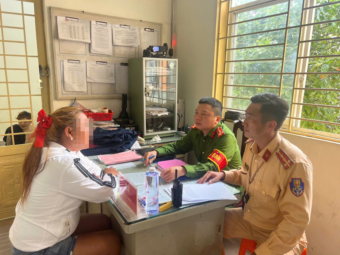 Cô gái thả 2 tay, uốn éo khi chạy xe máy cung cấp giấy xác nhận... bị tâm thần- Ảnh 1. Cô gái thả 2 tay, uốn éo khi chạy xe máy cung cấp giấy xác nhận... bị tâm thần- Ảnh 1.